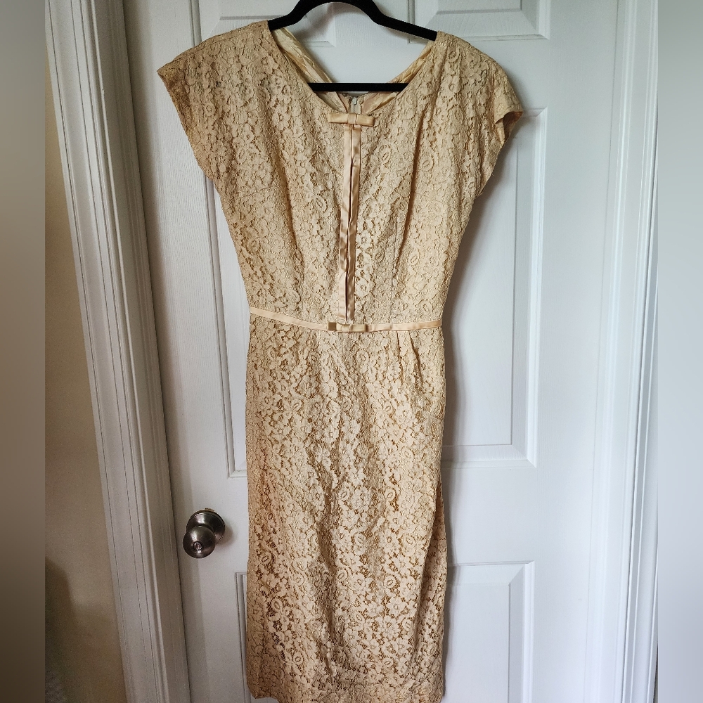 Vintage lace wiggle dress (see measurements for sizing)